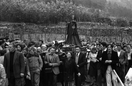 Un grupo de persoas na procesión do San Bieito de Cuñas.