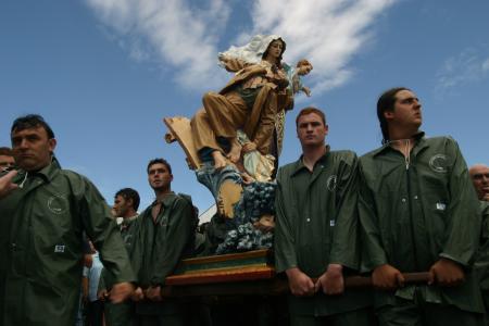 Cofradía de pescadores de Laxe levando en procesión a imaxe da Virxe do Carme nun simulacro de naufraxio