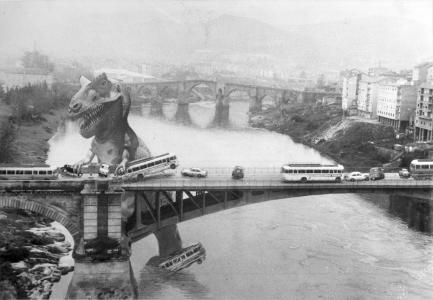 Fotomontaje en el que aparece un dinosaurio atacando a los vehículos que circulan por el Puente Nuevo.