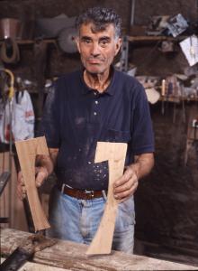El señor Harinas Viso, "cubeiro" o carpintero que hace cubas.