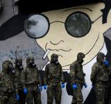 Desterro: Militares da Brilat antes de entrar na residencia de maiores de Campolongo (Pontevedra), para realizar labores de desinfección.