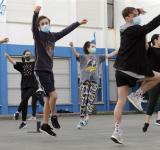 Miguel Muñiz-06/09/2020 Santiago . un grupo de mozos recibe clases de baile galego coas medidas de seguridade decretadas polo Gobierno para a nova normalidade