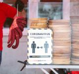 Óscar Pinal-OURENSE (CENTRO DE SAÚDE A CUÑA). 30/04/2020. OURENSE. Carmen, enfermeira no centro de saúde, abraza á súa neta tras pasar o confinamento afastadas por mor do COVID-19, nunha festa sorpresa que as súas compañeiras organizaron pola súa xubilación.