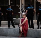 Óscar Pinal-OURENSE (PARQUE DE SAN LÁZARO). 19/05/2020. OURENSE. Unha muller sentada na fonte do antigo Xardín Xaponés e parapetada cunha pantalla facial observa a un pato voar