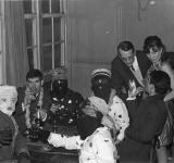 Integrantes dunha comparsa do Entroido na galería da antiga sede do «Club Artístico».