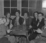 Grupo de persoas na galería da antiga sede do «Club Artístico». 