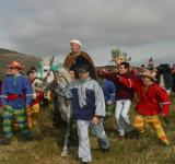 Entroido de Covelo ca figura do Rei á cabeza da comitiva dos danzantes subindo ao Coto da Raíña.