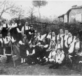 Retrato da coral «De Ruada» en Ribadavia co galo das Festas da Virxe do Portal do ano 1921 .