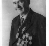 Autorretrato de Benedicto Conde Gonzalez "Bene", lucindo varias medallas condecorativas.