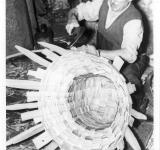 Cesteiro facendo un cesto de vergas.