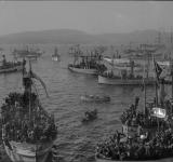 Vista parcial da ría de Vigo durante a despedida dun transporte de tropas para a Guerra de África. 