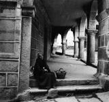 Muller sentada nun dos soportais da Praza García Boente de Ribadavia 