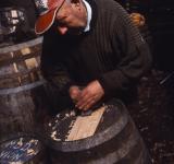 O toneleiro don Manuel Almuíña, traballando no seu taller de San Cristovo de Regodeigón, Ribadavia