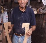 O señor Fariñas Viso, cubeiro ou carpinteiro que fai cubas.