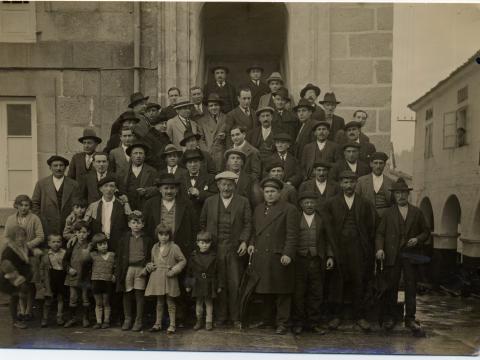 Grupo de gente en las escaleras del Ayuntamiento de Ribadavia con el galo del LX Aniversario de la proclamación de la I República.