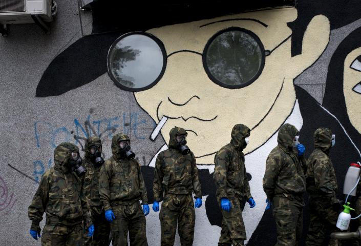 Desterro: Militares da Brilat antes de entrar na residencia de maiores de Campolongo (Pontevedra), para realizar labores de desinfección.