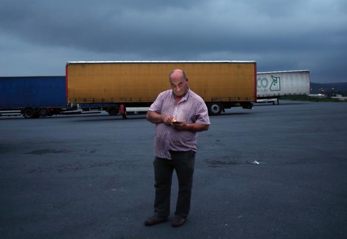Mariano, camionero de Lugo acostumbra hacer ruta a Barcelona, al estar todas las empresas cerradas no tiene asegurado el retorno «como non traiga caixas de mortos». Los camioneros fueron un colectivo activo durante el confinamiento aprovisionando a la población de suministros esenciales; sin embargo al estar toda la hostelería cerrada no podían ni ducharse ni tomar un plato caliente durante sus rutas.
