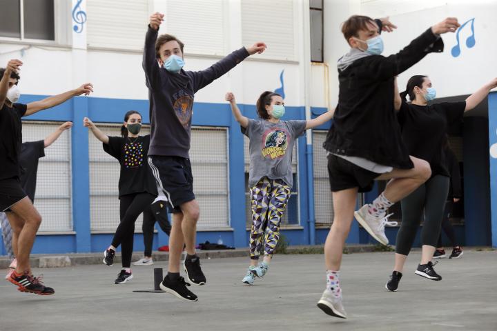 Miguel Muñiz-06/09/2020 Santiago . un grupo de mozos recibe clases de baile galego coas medidas de seguridade decretadas polo Gobierno para a nova normalidade