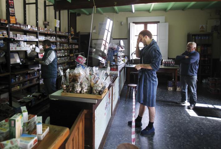 Miguel Muñiz-29/04/2020 Teo, Casalonga (A Coruña) Un xoven compra tabaco nun estanco-colmado na sexta semana de confinamiento pola COVID-19.