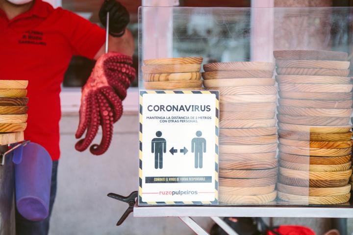 Óscar Pinal-OURENSE (CENTRO DE SAÚDE A CUÑA). 30/04/2020. OURENSE. Carmen, enfermeira no centro de saúde, abraza á súa neta tras pasar o confinamento afastadas por mor do COVID-19, nunha festa sorpresa que as súas compañeiras organizaron pola súa xubilación.