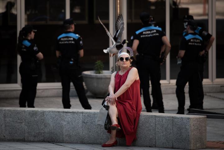 Óscar Pinal-OURENSE (PARQUE DE SAN LÁZARO). 19/05/2020. OURENSE. Unha muller sentada na fonte do antigo Xardín Xaponés e parapetada cunha pantalla facial observa a un pato voar