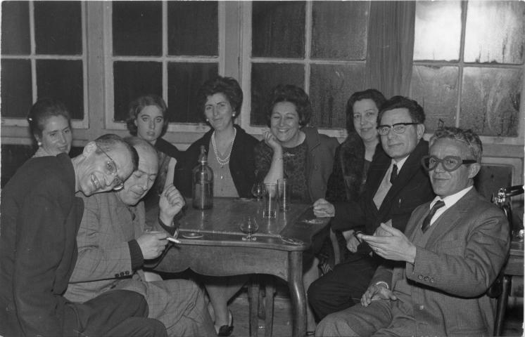 Grupo de persoas na galería da antiga sede do «Club Artístico». 