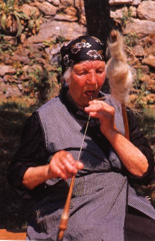 Recreación dos traballos do liño. Fiando o liño co fuso.