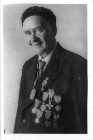 Autorretrato de Benedicto Conde Gonzalez "Bene", lucindo varias medallas condecorativas.