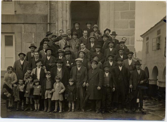 Grupo de xente nas escaleiras do Concello de Ribadavia  có galo do LX Aniversario da proclamación da I República.