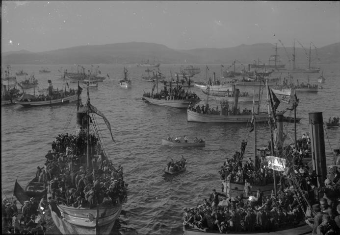 Vista parcial da ría de Vigo durante a despedida dun transporte de tropas para a Guerra de África. 