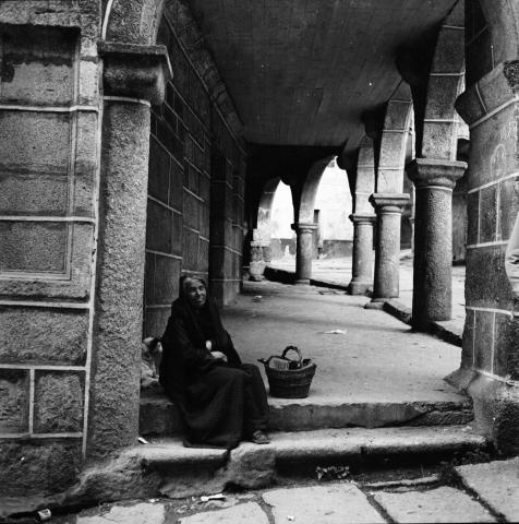 Muller sentada nun dos soportais da Praza García Boente de Ribadavia 