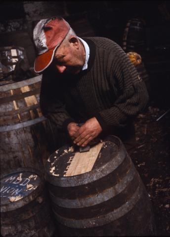 O toneleiro don Manuel Almuíña, traballando no seu taller de San Cristovo de Regodeigón, Ribadavia